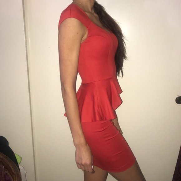 Red peplum bebe dress - Picture 2 of 3